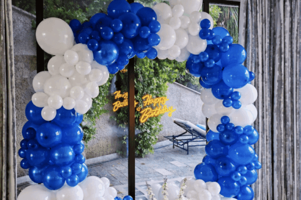 arco-palloncini-organic-blu-bianco-compleanno-hotel-delivery