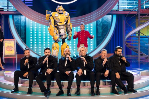 Il Transformers giallo stile Bumblebee sul palco di uno show televisivo: una presenza scenica imponente che trasforma l’evento in uno spettacolo memorabile tra tecnologia, musica e intrattenimento dal vivo.