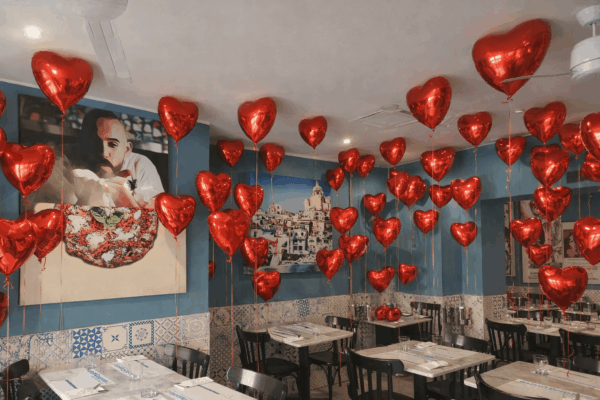 allestimento-san-valentino-ristorante-mylar-cuori-rossi