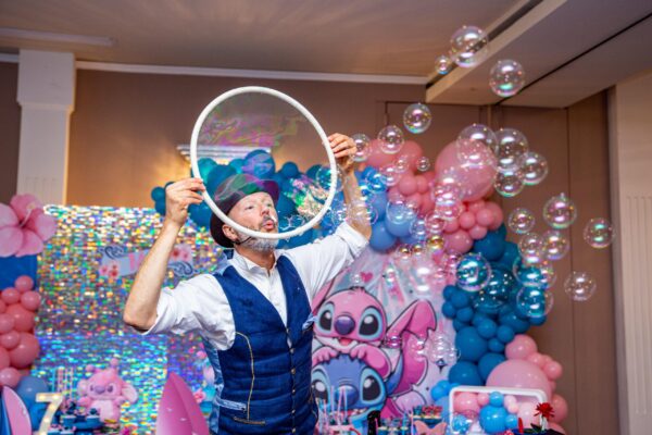 Artista professionista specializzato nello spettacolo delle bolle per eventi pubblici, sagre e manifestazioni di Carnevale