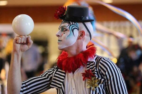 Animazione di giocoleria e spettacolo di strada ideale per eventi pubblici di Carnevale, manifestazioni all’aperto e feste di piazza, progettata per coinvolgere famiglie, bambini e adulti