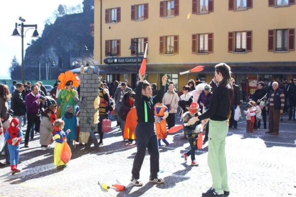 Parata dei giocolieri e sputafuoco durante una festa di piazza: un’animazione itinerante spettacolare che unisce giocoleria, fuoco e costumi colorati, coinvolgendo il pubblico con ritmo ed energia