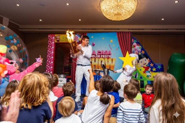 Mago prestigiatore durante evento pubblico, performance di magia pensata per piazze e manifestazioni di Carnevale-libro-con-fuoco