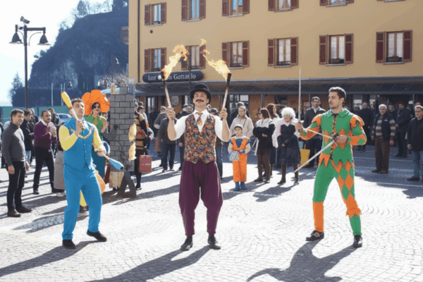 Giocolieri in parata animano il centro cittadino con numeri di abilità, giochi di fuoco e performance coreografate, creando uno spettacolo dinamico e adatto a carnevali, sagre ed eventi all’aperto