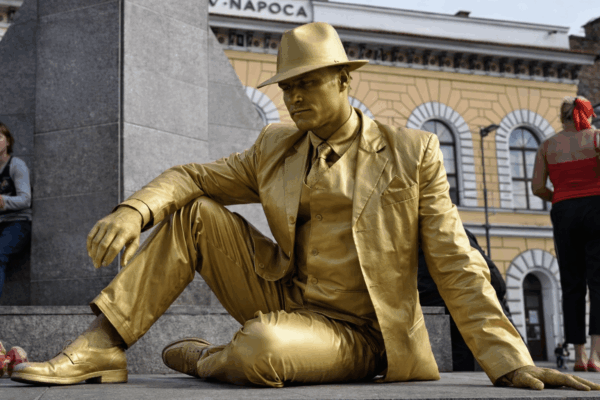 Statua vivente dorata per eventi pubblici, spettacolo artistico statico adatto a Carnevale, sagre e manifestazioni istituzionali