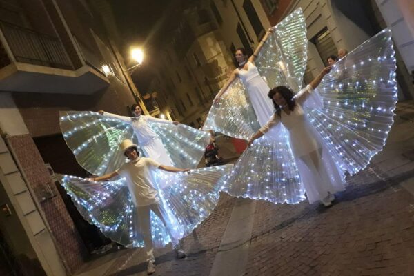Parata di trampolieri in costume durante il Carnevale: un’animazione itinerante elegante e coinvolgente, perfetta per accompagnare sfilate, carri allegorici e feste di piazza