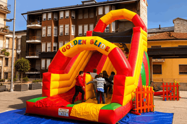 noleggio-scivolo-gonfiabile-golden-slide-piazza-eventi