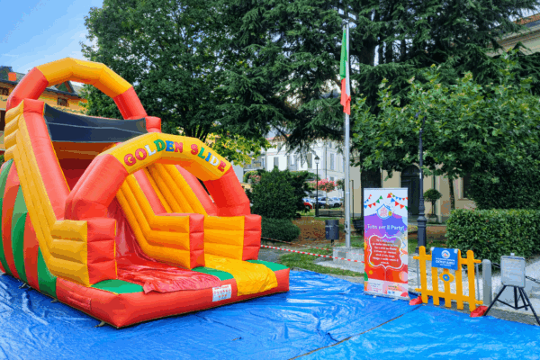 noleggio-scivolo-gonfiabile-golden-slide-piazza-eventi-bambini